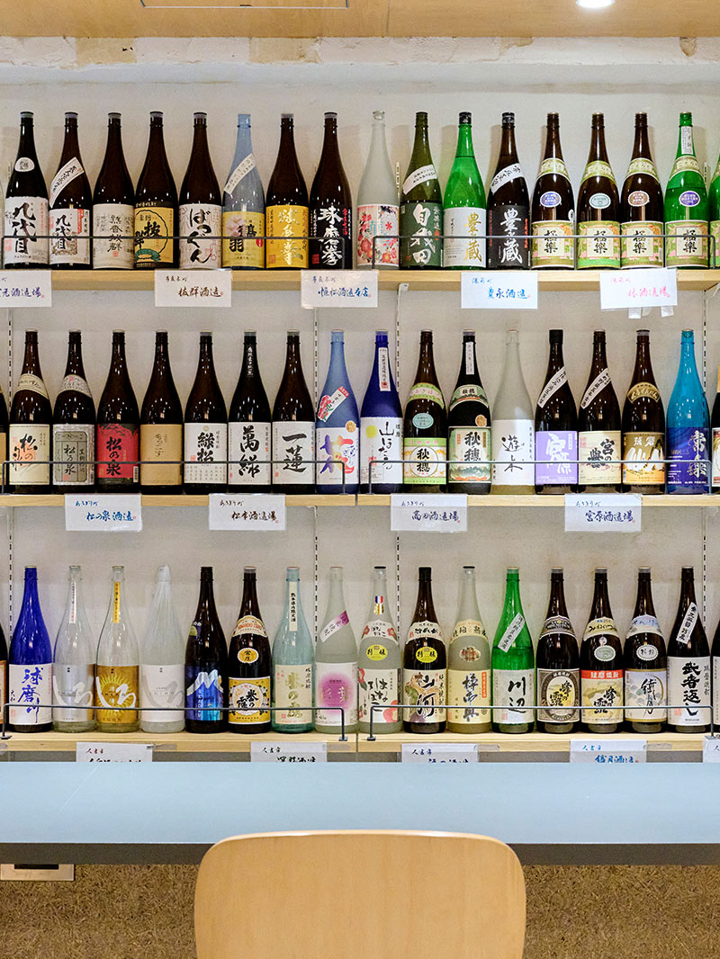 Why don’t you visit the one and only bar specializing in Kumamoto’s specialty, Kuma Shochu, where more than 200 kinds of shochu are available?