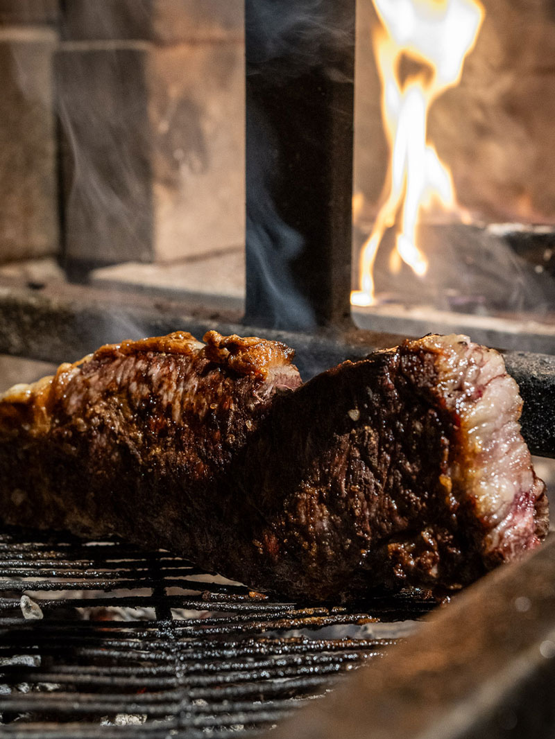 Red beef Akaushi, a Kumamoto specialty. The cuisine of “antica locanda MIYAMOTO” is created from Kumamoto’s ingredients, connecting Italy and Kumamoto.