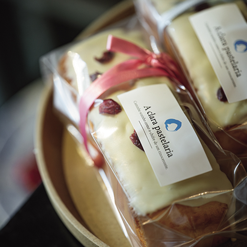 ロゴの下のポルトガル語は、「犀(さい)の角のようにただ一人歩め」。