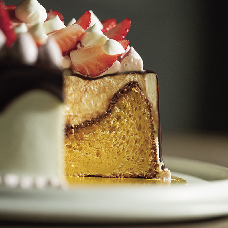 目を引くのは、生クリームとしっとり生地のコントラストの美しさ。