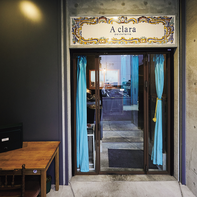 教会にあったベンチが置かれた店内