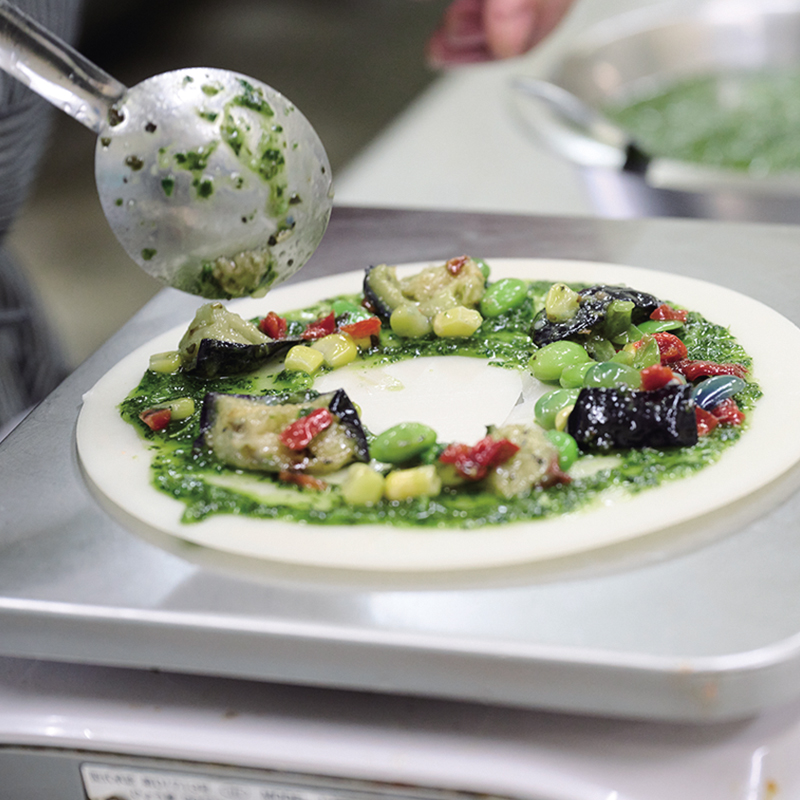 菱江さんの工場では料理人が商品を作ります