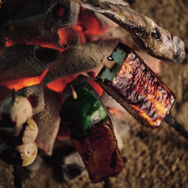 They are grilled until crispy using high-heat charcoal produced within the prefecture.