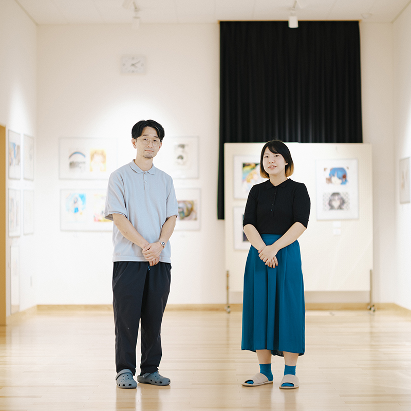 （左）緒方泰志さん。（右）直江真衣さん。