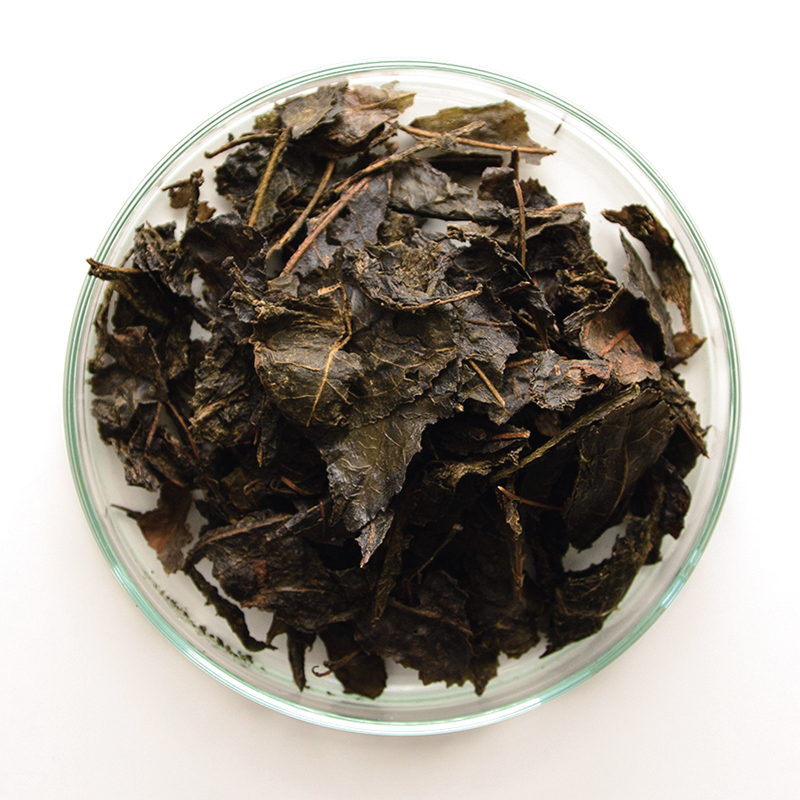 手作業で作られる国内では貴重な「黒茶」
